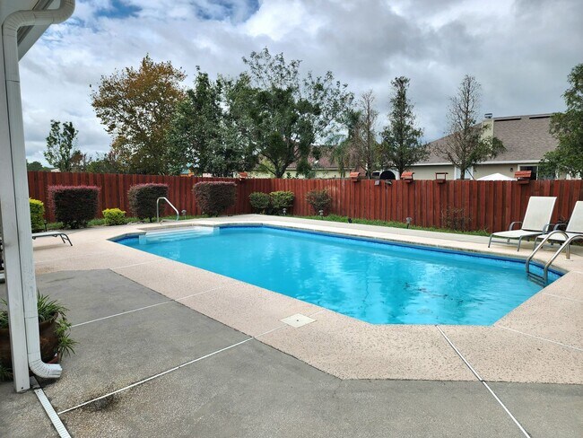 Building Photo - 4 Bedroom 2.5 Bath with in ground pool loc...