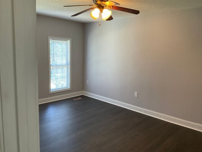 Building Photo - 3 Bedroom, 2 Bath Home For Rent In Sherrills Ford