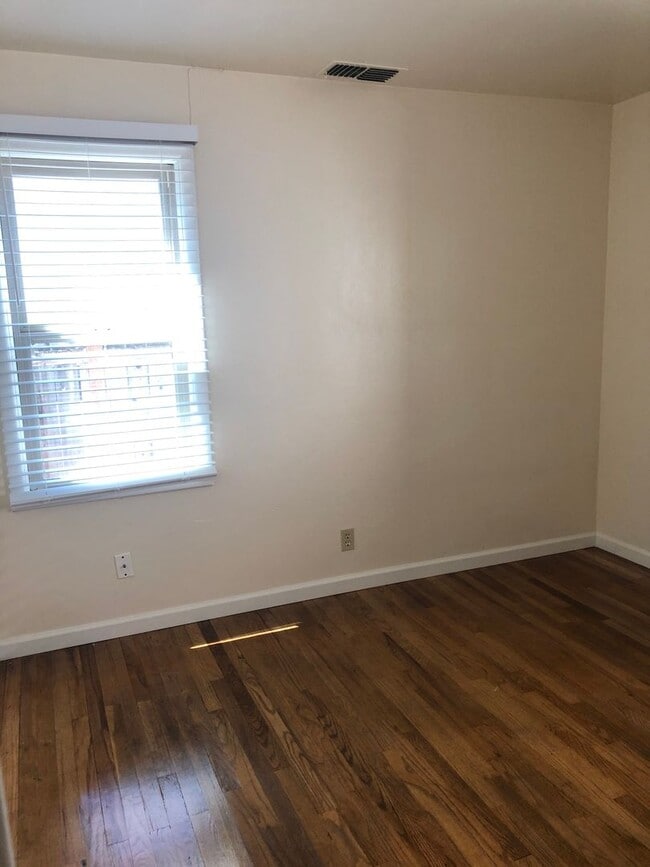 Building Photo - Comfortable 3 bedroom 1 bath