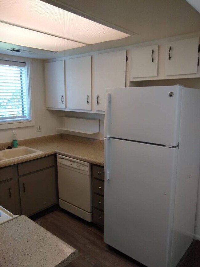 Building Photo - Beautiful Quailbrook 2 Bedroom!