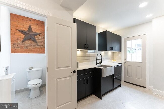 Building Photo - 1906 N Lawrence St