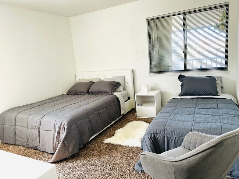 Building Photo - 910 S Walden St