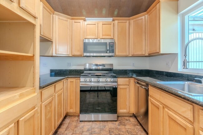 Building Photo - 1448 Sunshine Valley Rd