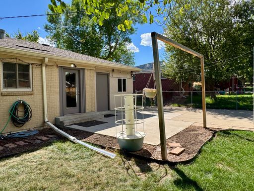 Building Photo - Large Single Family Home Available NOW!!
