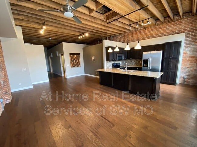 Building Photo - 412 South Ave