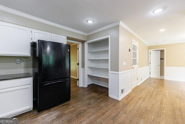 Building Photo - 10565 Shallowford Rd