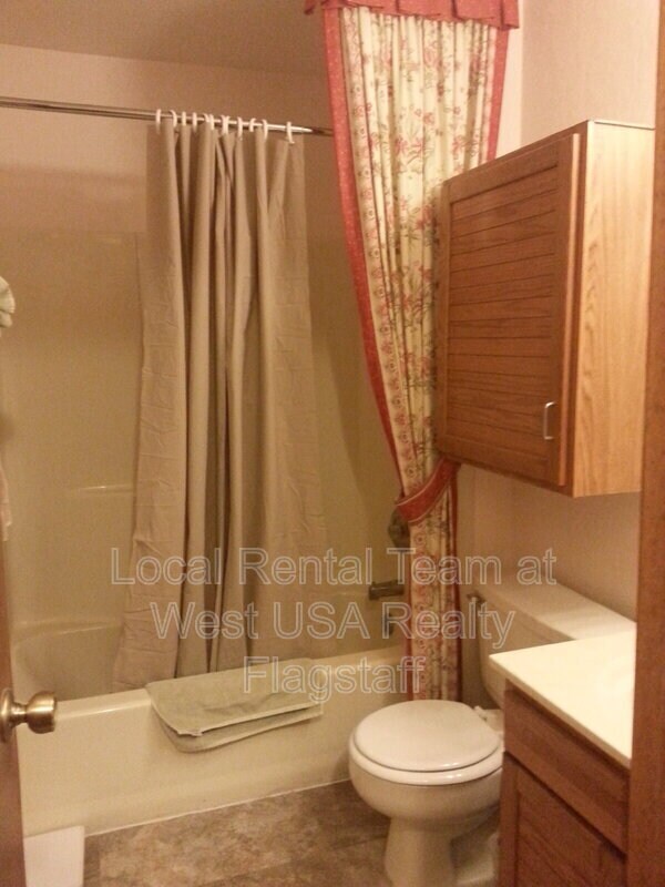 Building Photo - 5701 N Villa Cir