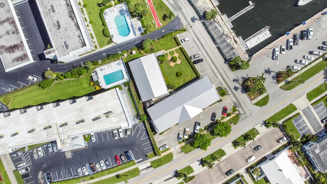 Building Photo - 143 Yacht Club Dr