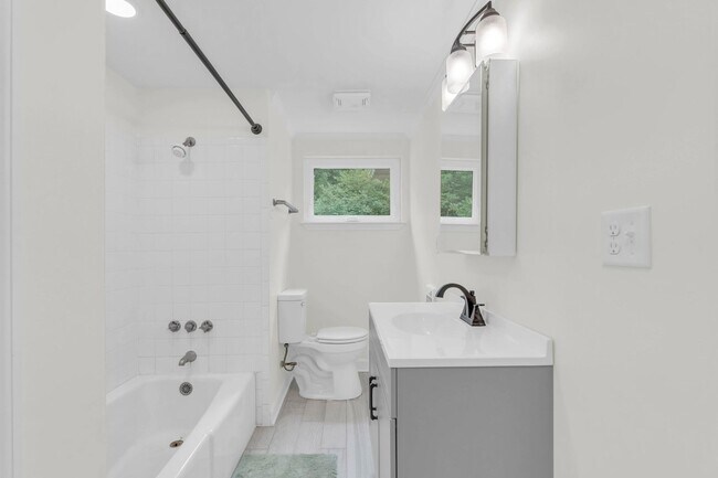 Building Photo - Easy Living in Red Bank!