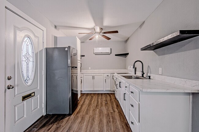 Building Photo - 2422 Truxillo St