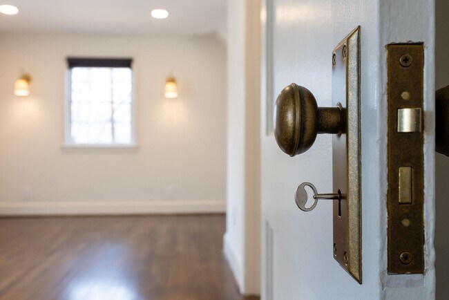 Building Photo - Heritage Historic - Unit B