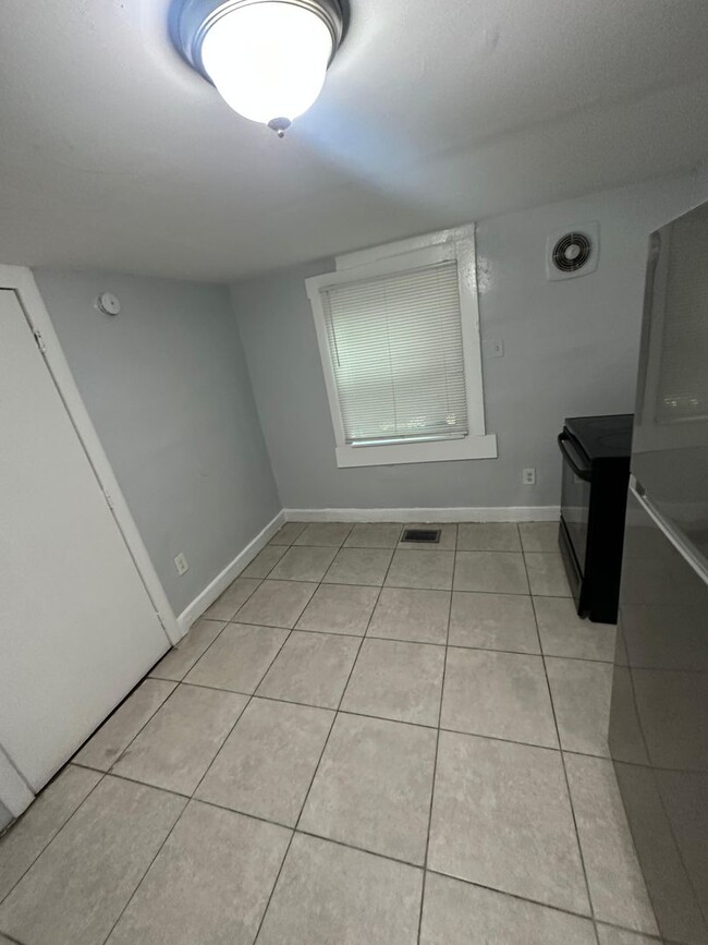 Building Photo - Fully Renovated 2/1 Single Family Home Rea...