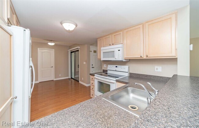 Building Photo - 5652 Drake Hollow Dr E