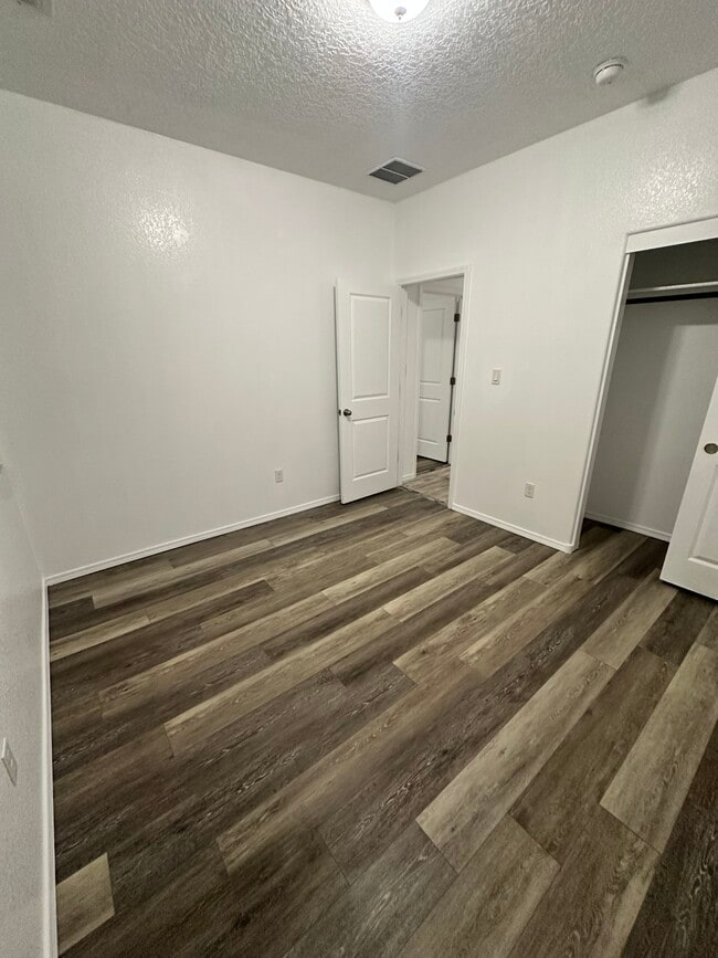 Building Photo - 1830 Goldenflare Loop NE