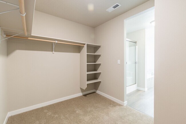 Building Photo - Perfect location for a 4 bed 2 bath with a...