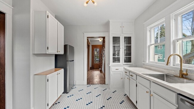 Building Photo - Single-family historic home in West Central with porch and private courtyard.