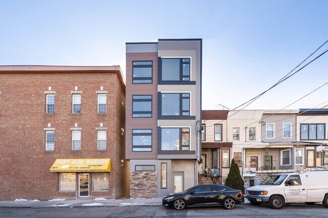 Building Photo - 213 Academy St