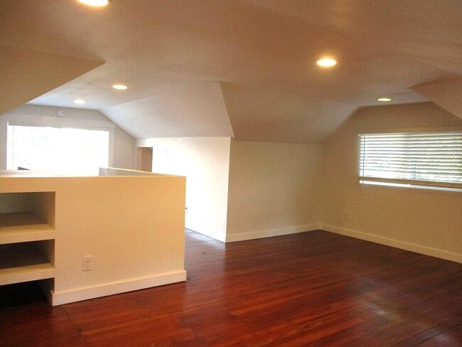 Building Photo - Charming 2 Bedroom, 1 Bathroom Home with P...