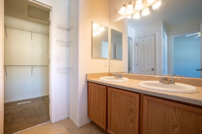 Building Photo - Beautiful townhome on Snow Bowl for Rent!