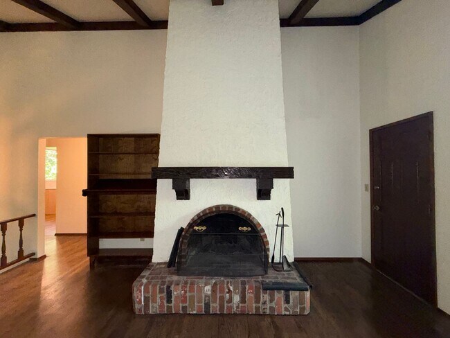 Building Photo - 3 Bed 2.5 Bath in the Heart of Bellevue