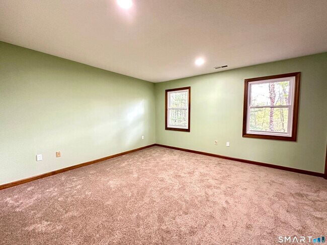 Building Photo - 10 Windwood Dr