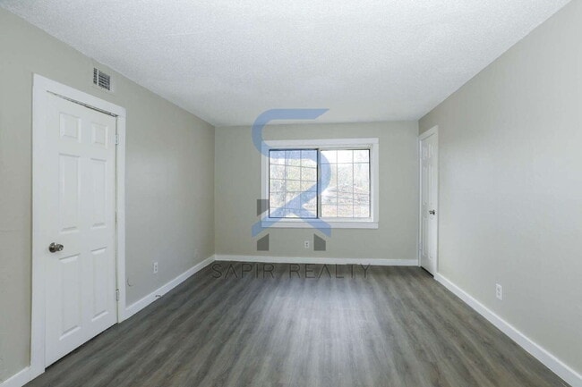 Building Photo - Freshly Updated 2BR/1.5BA with All-Electric Living