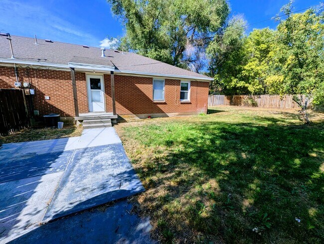 Building Photo - Private East Murray Home with HUGE yard!