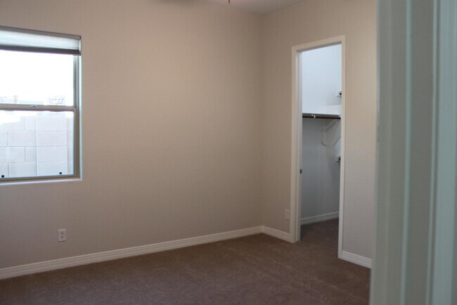 Building Photo - 3458 E Loma Vista St