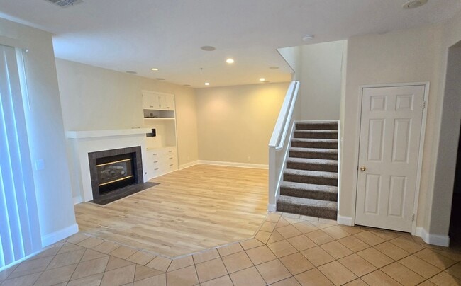 Building Photo - Orange 3 Bed, 2.5 Bath Townhouse for Lease - Cambridge Community