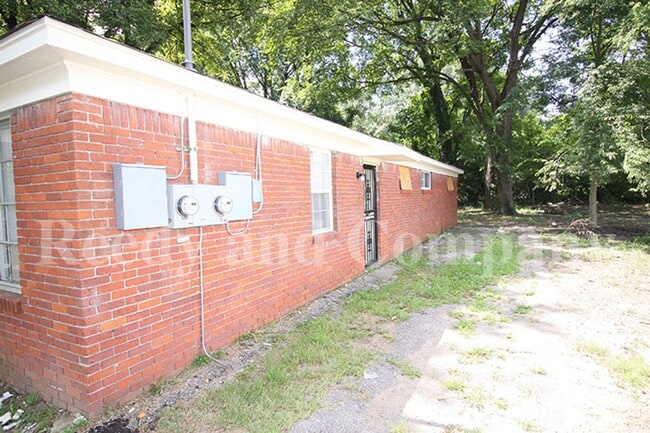 Building Photo - Duplex near Summer Ave.