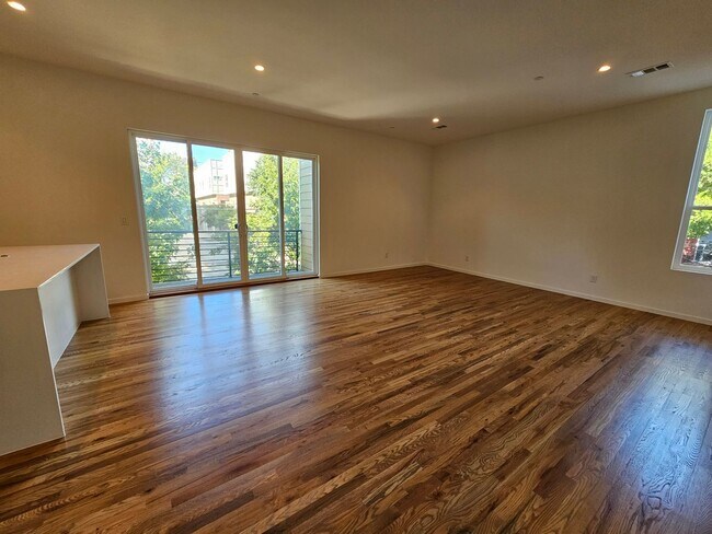 Building Photo - Minutes from Downtown, Uptown, Henderson, ...