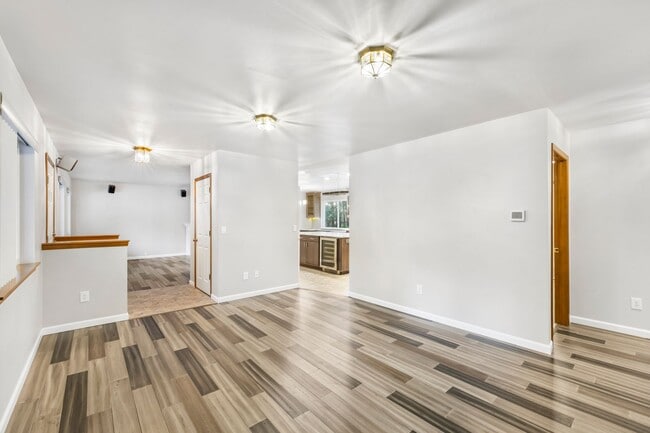Building Photo - Immaculately maintained rambler in Sammamish with huge yard!!