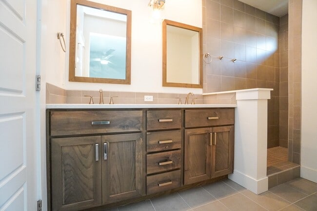 Building Photo - 5967 W Daphne Dr