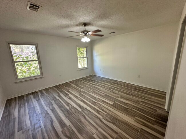 Building Photo - 308 Island Dr