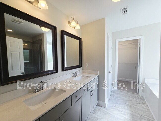 Building Photo - 554 Oakvale Ln