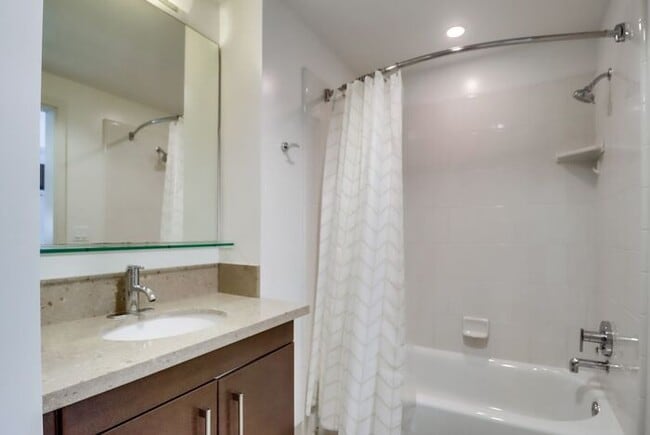 Building Photo - Stunning 1Bdm 1Ba Condo in the Heart of Do...