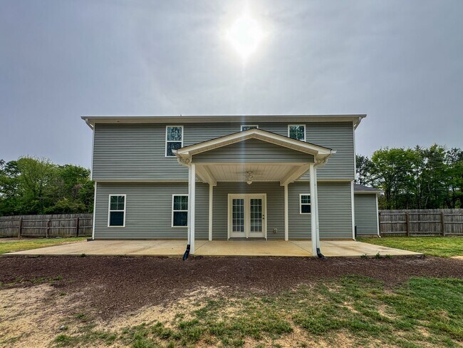 Building Photo - Beautiful 4 Bed 2.5 Bath Home with Fenced Backyard