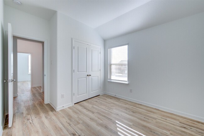 Building Photo - 3330 Meadknoll Ln