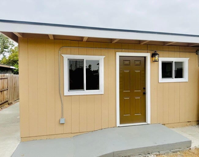Building Photo - 2 Units Property