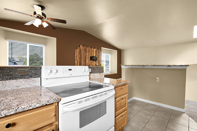 Building Photo - $2,095, 3 bed, 2 bath, located in Colorado...