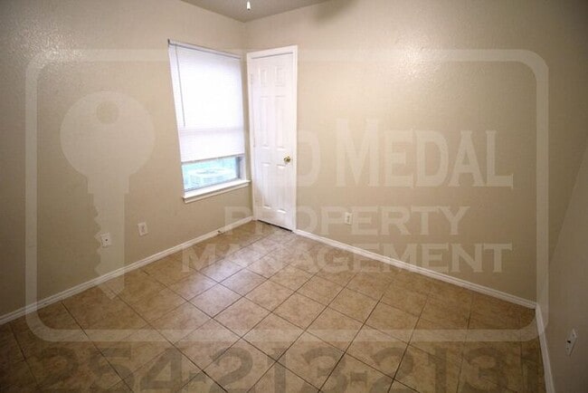 Building Photo - 3402 Hereford Ln