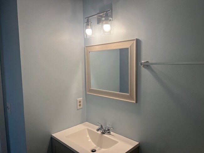 Building Photo - UPDATED 2 BEDROOM TOWNHOUSE WITH COMMUNITY POOL