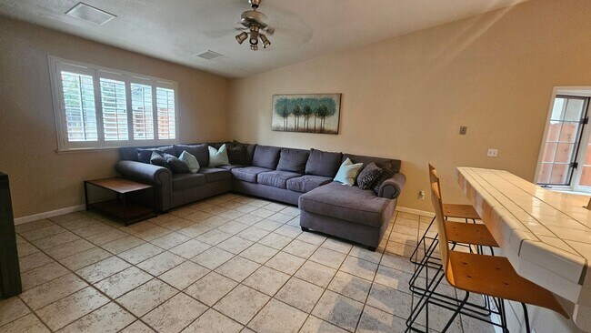 Building Photo - Great NW home with POOL & SOLAR!