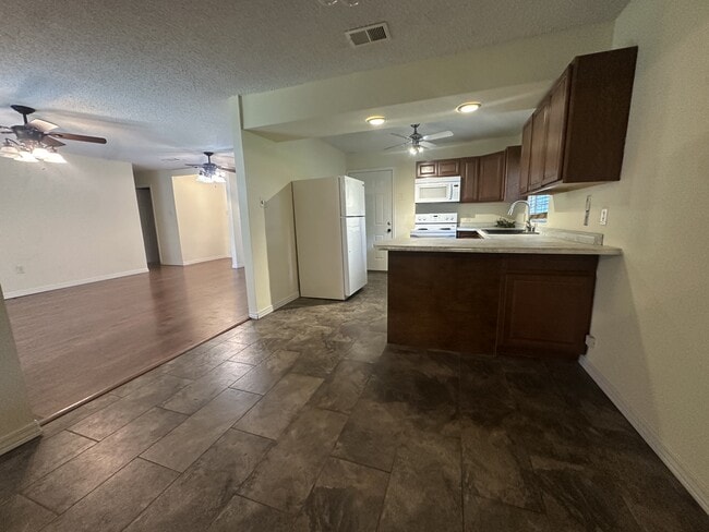 Building Photo - 140 Whispering Pines Loop