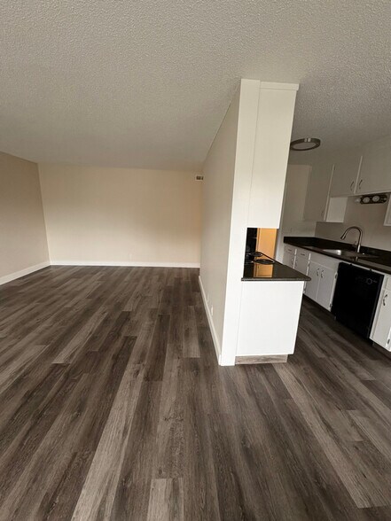 Building Photo - 16 S Knoll Rd