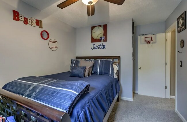 Building Photo - 420 SE Onyx Dr