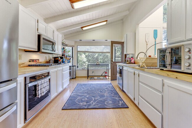 Building Photo - 2820 Greenway Dr