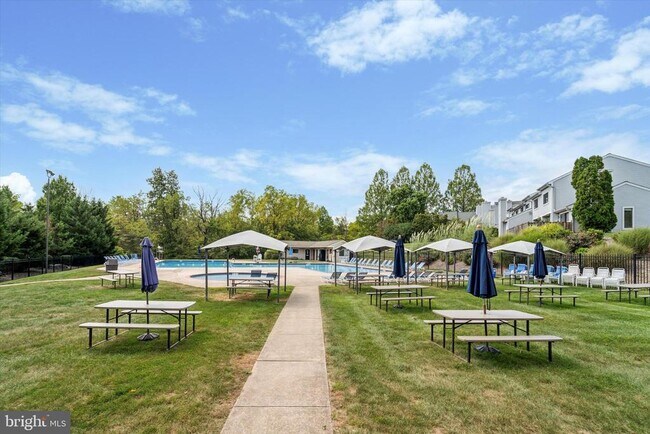 Building Photo - 708 Continental Dr