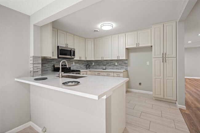Building Photo - 5755 Belvedere Dr
