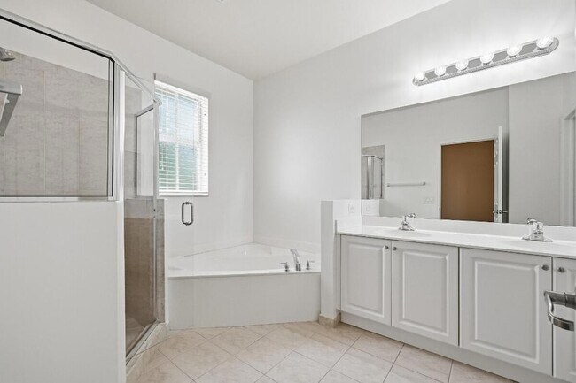 Building Photo - 4501 Mimosa Terrace